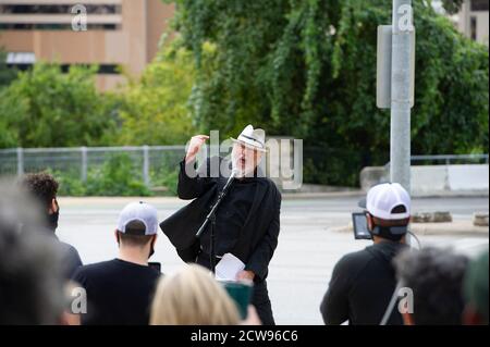 Austin, Texas, États-Unis. 28 septembre 2020. 28 septembre 2020 : Kevin Russell, musicien local, s'exprimant lors du rassemblement Come and Save IT pour les musiciens à l'extérieur de l'hôtel de ville d'Austin. « il est temps de se mettre en place ou de se fermer ». Austin, Texas. Mario Cantu/CSM. Crédit : CAL Sport Media/Alay Live News Banque D'Images