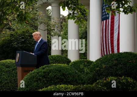 Washington, États-Unis. 28 septembre 2020. Le président des États-Unis, Donald Trump, donnera une mise à jour sur la stratégie nationale de dépistage du coronavirus, dans le jardin des roses de la Maison Blanche, le lundi 28 septembre 2020 à Washington DC. Photo de Ken Cedeno/UPI crédit: UPI/Alay Live News Banque D'Images