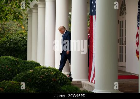 Washington, États-Unis. 28 septembre 2020. Le président des États-Unis Donald Trump se rend au Rose Garden avec le vice-président des États-Unis Mike Pence pour faire le point sur la stratégie de dépistage du coronavirus de la nation, à la Maison Blanche le lundi 28 septembre 2020 à Washington DC. Photo de Ken Cedeno/UPI crédit: UPI/Alay Live News Banque D'Images