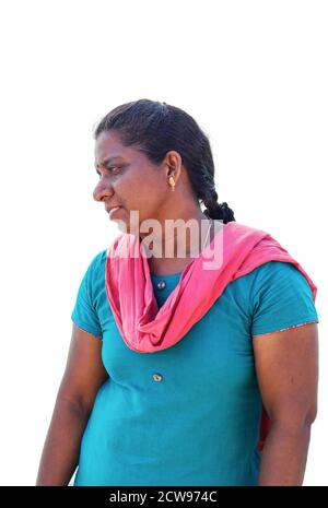 Portrait d'une femme indienne mature pose décontractée, isolée sur fond blanc Banque D'Images
