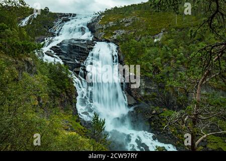 Les chutes de Nyastolfossen, la deuxième en cascade de quatre chutes d'eau dans la vallée de Husedalen, à Kinsarvik, en Norvège Banque D'Images
