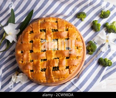 Délicieuse tarte maison avec garniture de brocoli, gros plan, ronde Banque D'Images