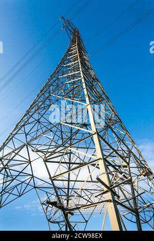 Pylônes d'électricité dans un cadre rural avec un ciel bleu. Banque D'Images