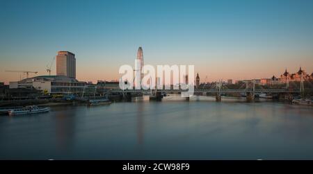 Lever du soleil au-dessus du London Eye et de Big Ben vu depuis le Waterloo Bridge, Londres, Royaume-Uni Banque D'Images