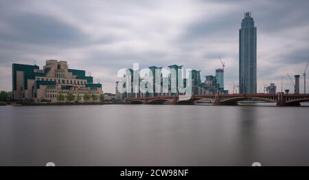 St George's Wharf, The Tower et SIS (MI6), Vauxhall, Londres, Royaume-Uni Banque D'Images