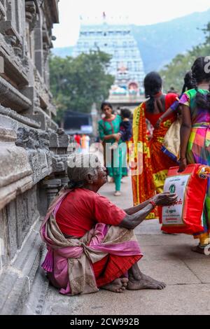 La vieille femme mendiant assis à l'intérieur d'un temple Banque D'Images