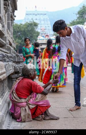 La vieille femme mendiant assis à l'intérieur d'un temple Banque D'Images