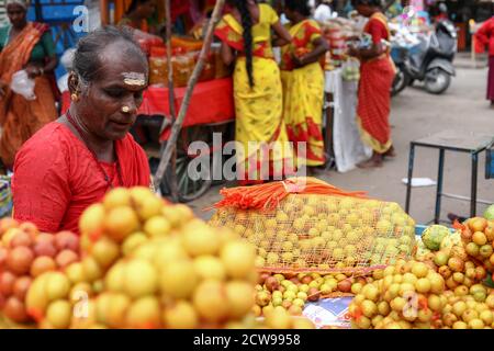 Vendeur de rue non identifié vendant des articles de fruits sur les marchés Banque D'Images