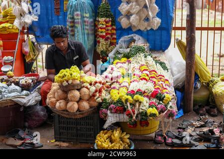 Fleurs et guirlandes en vente au marché aux fleurs Banque D'Images