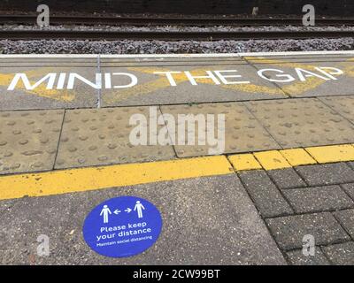 LONDRES, Royaume-Uni SEPT 2020 panneau avertissant les gens de maintenir la distance sociale due à la pandémie de coronavirus, COVID-19, est vu dans une station de métro i Banque D'Images