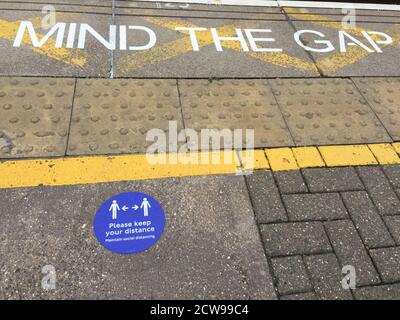 LONDRES, Royaume-Uni SEPT 2020 panneau avertissant les gens de maintenir la distance sociale due à la pandémie de coronavirus, COVID-19, est vu dans une station de métro i Banque D'Images