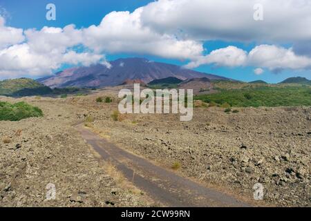 La route de terre à l'Etna traverse le paysage volcanique de la Sicile point de repère de la nature Banque D'Images