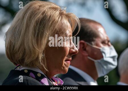 Washington, États-Unis. 28 septembre 2020. La secrétaire à l'éducation des États-Unis Betsy DeVos écoute le président des États-Unis Donald Trump fait le point sur la stratégie de dépistage du coronavirus de la nation dans le jardin des roses de la Maison Blanche le lundi 28 septembre 2020 à Washington DC. Photo de Ken Cedeno/UPI crédit: UPI/Alay Live News Banque D'Images