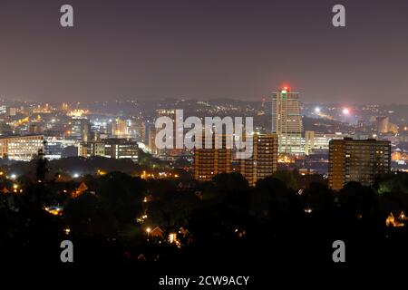 Horizon de Leeds la nuit en septembre 2020. Les anciens et les nouveaux appartements en hauteur dominent la ligne d'horizon. Banque D'Images