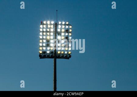 réflecteur stadium lights et ciel bleu foncé Banque D'Images