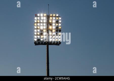 réflecteur stadium lights et ciel bleu foncé Banque D'Images