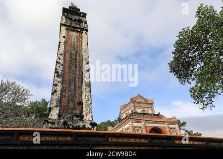 Obélisque au Pavillon Stele de la tombe royale de Tu Duc, au complexe du Temple de Mieu, ville impériale de Hue, Vietnam, Indochine, Asie du Sud-est, Asie Banque D'Images