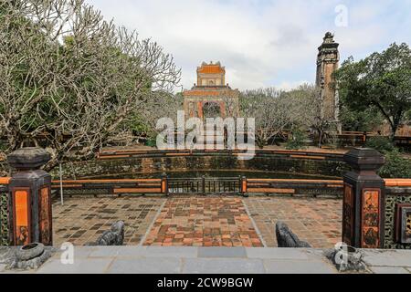 Obélisque au Pavillon Stele de la tombe royale de Tu Duc, au complexe du Temple de Mieu, ville impériale de Hue, Vietnam, Indochine, Asie du Sud-est, Asie Banque D'Images