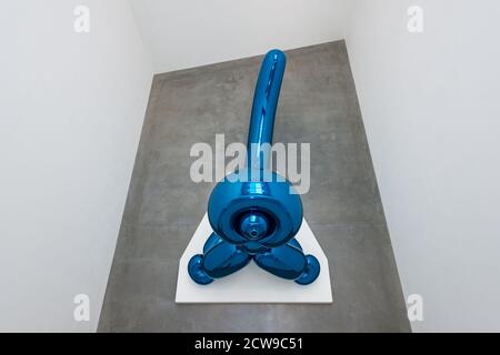 Jeff Koons Sculpture Balloon Monkey (Bleu) exposé dans le Galerie Newport Street Banque D'Images