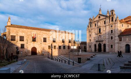 Plaza de Santa Teresa con el Convento de Santa Teresa y el Palacio de Núñez Vela. Ávila. Castilla León. Espagne Banque D'Images