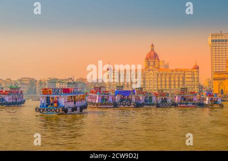 Belle porte de l'Inde près de Taj Palace Hotel Mumbai sur le port avec de nombreuses jetées, sur la mer d'Oman près de monument Chhatrapati Shivaji Banque D'Images