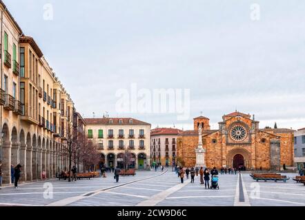 Plaza de Santa Teresa e iglesia de San Pedro. Ávila. Castilla León. Espagne Banque D'Images