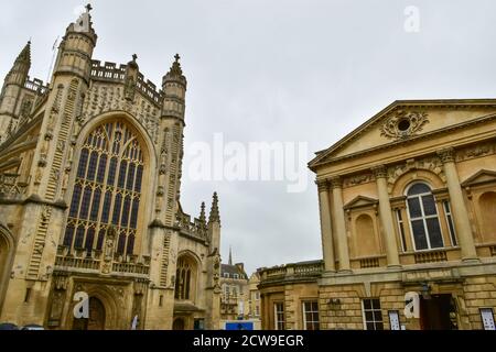 L'abbaye de Bath et le musée des thermes romains de Bath, site classé au patrimoine mondial de l'Angleterre Banque D'Images