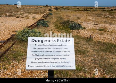 L'Angleterre, le Kent, le Dungeness, le Dungeness Estate règles et règlements signer Banque D'Images