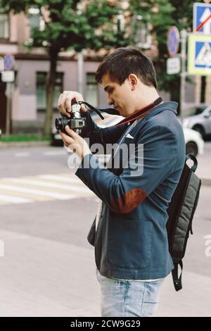 Photographe de mariage équipement professionnel à la recherche d'un bon angle Banque D'Images