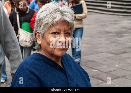 Quito, Équateur - 2 décembre 2008 : centre-ville historique. Gros plan d'une femme souriante et grisante avec gilet bleu. Banque D'Images