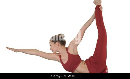 Professeur de yoga pratiquant pose dandayamana dhanurasana sur la ba blanche Banque D'Images