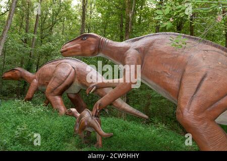 Cave City Kentucky, USA 09-24-20 Dinosaur World est une destination de plein air idéale pour les enfants avec des répliques de dinosaures grandeur nature et des activités pratiques. Banque D'Images