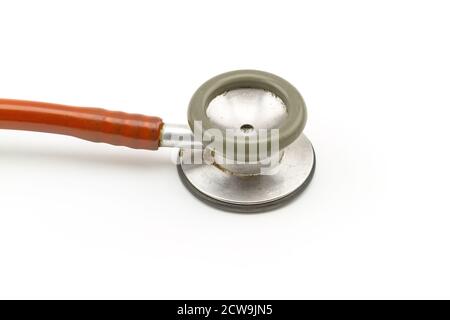 Gros plan du diaphragme du stéthoscope rose sur fond blanc Banque D'Images
