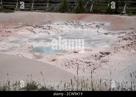 La fontaine peint les geysers et les caractéristiques géothermiques du bassin inférieur de geyser dans le parc national de Yellowstone Banque D'Images