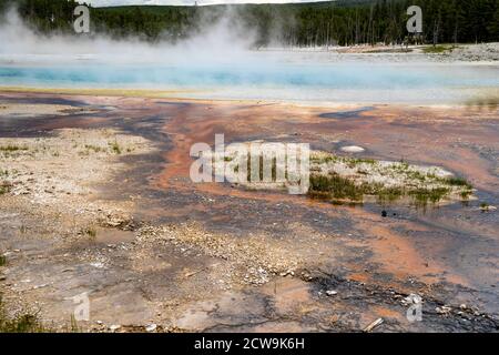 Sunset Lake, un geyser de source chaude dans le bassin de sable noir dans le parc national de Yellowstone Banque D'Images