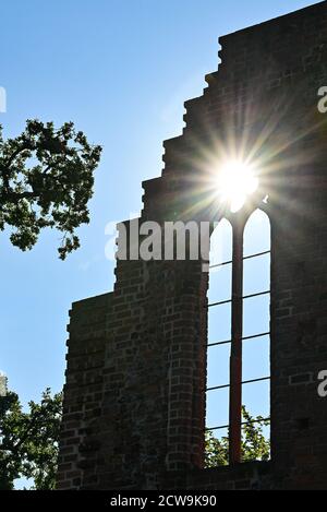 Boitzenburg, Allemagne. 21 septembre 2020. Le soleil du matin brille à travers une fenêtre des ruines du monastère. A environ 20 kilomètres à l'ouest de Prenzlau et à environ 80 kilomètres au nord de Berlin se trouve la petite ville de Boitzenburg dans l'Uckermark. Ici, il y avait le couvent Marienpforte des religieuses cisterciennes jusqu'à la guerre de trente ans. Aujourd'hui, seuls les murs des bâtiments nous rappellent l'ancienne beauté du monastère. Le monument est situé à la fin du village, juste derrière le moulin du monastère. Crédit: Patrick Pleul/dpa-Zentralbild/ZB/dpa/Alay Live News Banque D'Images