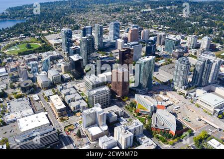 Vue aérienne du centre-ville de Bellevue dans le comté de King, État de Washington, États-Unis. Banque D'Images