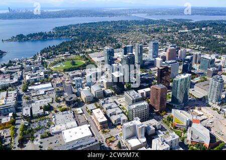 Vue aérienne du centre-ville de Bellevue dans le comté de King, État de Washington, États-Unis. Lac Washington et Seattle derrière. Banque D'Images