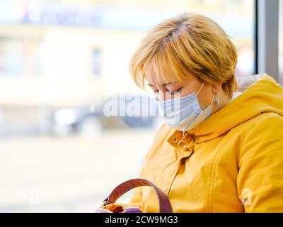 Moscou. Russie. 28 septembre 2020 des femmes dans un bus de ville. Sur le visage des passagers sont des masques de protection. Mesures de prévention contre le virus Banque D'Images