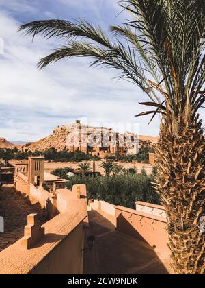 Vue sur ait Ben Haddou ksar à Ouarzazate. Bienvenue au Maroc. Site touristique populaire et ancienne architecture arabe traditionnelle. Banque D'Images