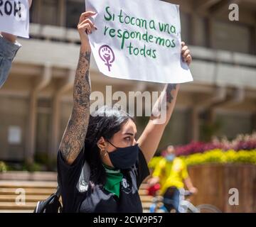 Bogota, Colombie. 27 septembre 2020. Une femme porte un signe qui dit ''' si elle touche un, nous répondons tous. ''dans la Cour suprême de Colombie qu'ils ont rencontré pour démontrer pour la légalisation des avortements dans le pays, une partie de la protestation a été de couvrir un ancien graffiti avec la peinture verte exécutée par les sympathisants non-avortement. Crédit : Daniel Garzon Herazo/ZUMA Wire/Alay Live News Banque D'Images