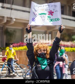 Bogota, Colombie. 27 septembre 2020. Une femme porte un signe qui dit ''dans mon jardin je plante, je coupe de l'eau, je décide.'' À la tête de la Cour suprême de Colombie, ils se sont rencontrés pour démontrer la légalisation des avortements dans le pays, une partie de la protestation a été de couvrir avec de la peinture verte un ancien graffiti fait par les partisans de non-avortement. Crédit : Daniel Garzon Herazo/ZUMA Wire/Alay Live News Banque D'Images