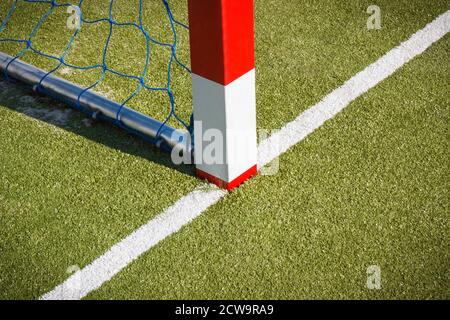 Un but de football ou de handball avec un poteau rouge et blanc sur l'aire de jeux. Sport, loisirs et modes de vie sains et sportifs en plein air Banque D'Images