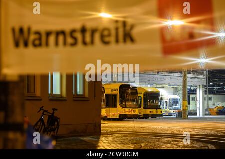Dresde, Allemagne. 29 septembre 2020. Des tramways sont stationnés dans la station de tramway Trachenberger Straße lors d'une grève d'avertissement. Verdi veut appliquer des règlements uniformes pour la rémunération des heures supplémentaires, des indemnités de travail par quart, des congés et des paiements spéciaux pour environ 87,000 employés dans le secteur des transports publics à l'échelle nationale dans le cadre des négociations collectives en cours. Credit: Robert Michael/dpa-Zentralbild/dpa/Alay Live News Banque D'Images