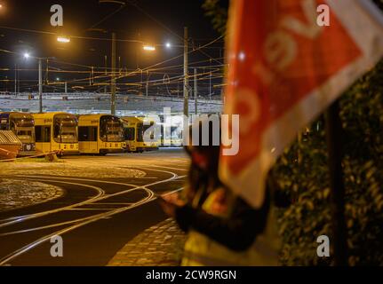 Dresde, Allemagne. 29 septembre 2020. Des tramways sont stationnés dans la station de tramway Trachenberger Straße lors d'une grève d'avertissement. Verdi veut appliquer des règlements uniformes pour la rémunération des heures supplémentaires, des indemnités de travail par quart, des congés et des paiements spéciaux pour environ 87,000 employés dans le secteur des transports publics à l'échelle nationale dans le cadre des négociations collectives en cours. Credit: Robert Michael/dpa-Zentralbild/dpa/Alay Live News Banque D'Images