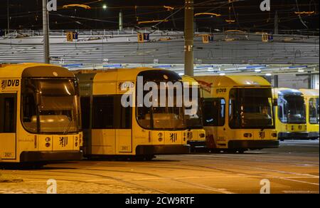 Dresde, Allemagne. 29 septembre 2020. Des tramways sont stationnés dans la station de tramway Trachenberger Straße lors d'une grève d'avertissement. Verdi veut appliquer des règlements uniformes pour la rémunération des heures supplémentaires, des indemnités de travail par quart, des congés et des paiements spéciaux pour environ 87,000 employés dans le secteur des transports publics à l'échelle nationale dans le cadre des négociations collectives en cours. Credit: Robert Michael/dpa-Zentralbild/dpa/Alay Live News Banque D'Images