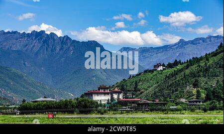 Panorama de Rinpung Dzong (Paro Dzong), monastère bouddhiste et forteresse à Paro, Bhoutan Banque D'Images