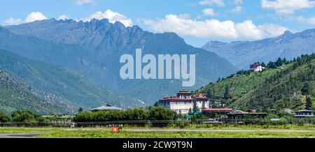 Panorama de Rinpung Dzong (Paro Dzong), monastère bouddhiste et forteresse à Paro, Bhoutan Banque D'Images