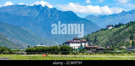 Panorama de Rinpung Dzong (Paro Dzong), monastère bouddhiste et forteresse à Paro, Bhoutan Banque D'Images