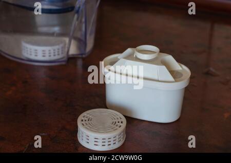 Cartouche de purification d'eau du robinet et filtre en silicone sur la table. Dispositifs pour la purification et l'enrichissement de l'eau potable. Soins de santé. Sélectif FO Banque D'Images